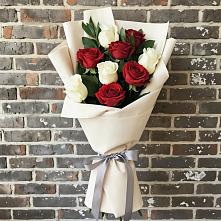 Букет красно-белые розы в Лопатино Букет цветов из:  Розы в Лопатино
