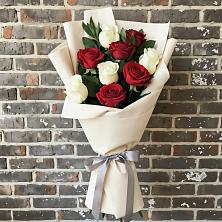 Букет красно-белые розы в Лопатино Букет цветов из:  Розы в Лопатино