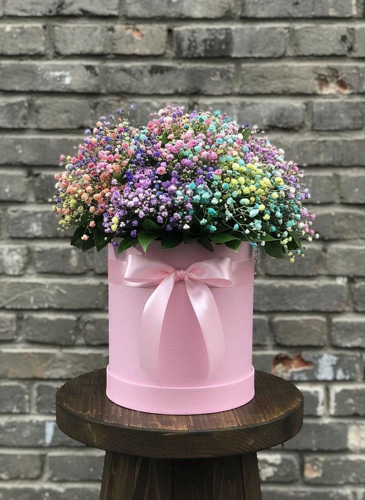 Композиция Яркие эмоции в Лопатино Цветочная композиция из Гипсофила и Розы в шляпной коробке в Лопатино