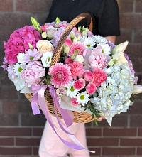 Композиция солнечный день в Лопатино Цветочная композиция из Розы, Хризантемы, Пионы и Лизиантусы в корзине в Лопатино