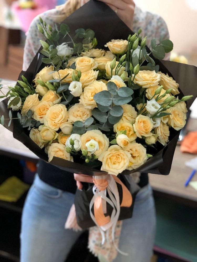 Букет птица счастья в Лопатино Букет цветов из: Розы и Лизиантусы в Лопатино