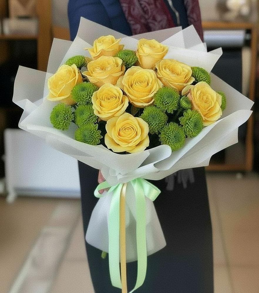 Букет сочно-зеленый в Лопатино Букет цветов из: Хризантемы и Розы в Лопатино