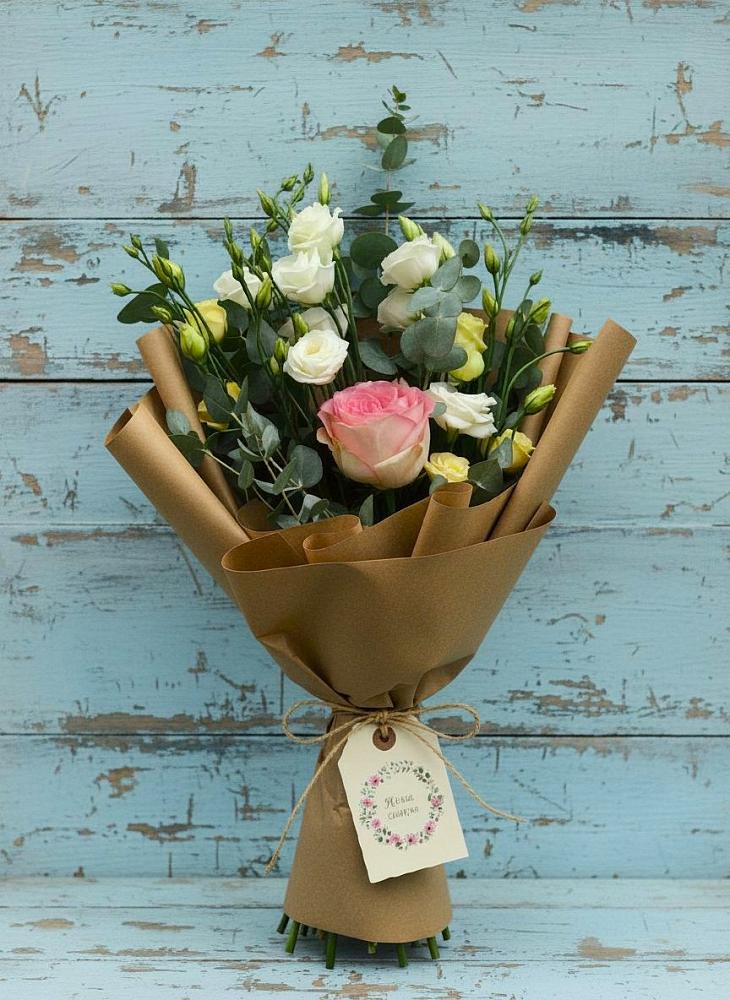 Букет нежный привет в Лопатино Букет цветов из: Розы и Лизиантусы в Лопатино