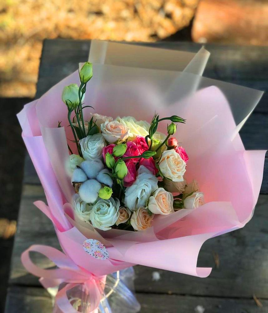 Букет цветочный коктейль в Лопатино Букет цветов из: Розы и Лизиантусы в Лопатино