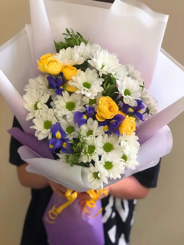 Букет солнечный привет в Лопатино Букет цветов из: Ирисы, Хризантемы и Розы в Лопатино