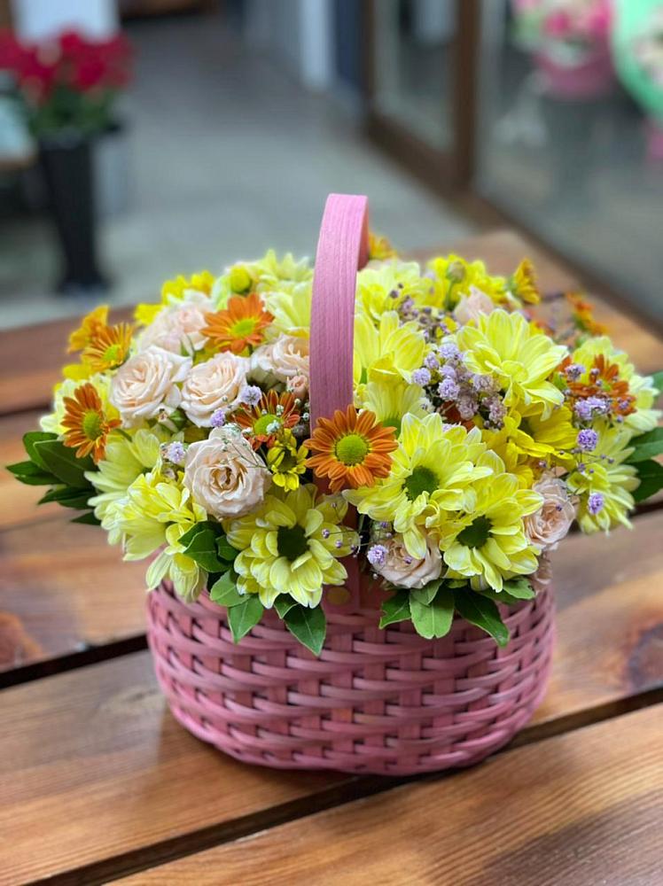 Композиция цветы лета в Лопатино Цветочная композиция из Хризантемы и Розы в корзине в Лопатино