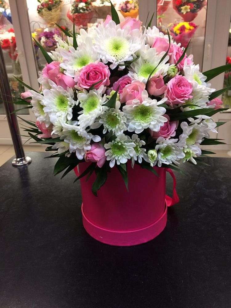 Цветочная композиция из Розы и Хризантемы в шляпной коробке в Лопатино