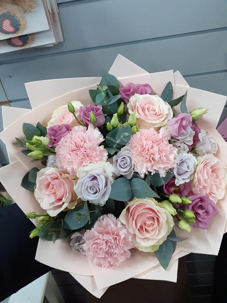 Букет обаятельный в Лопатино Букет цветов из: Розы, Гвоздики и Лизиантусы в Лопатино